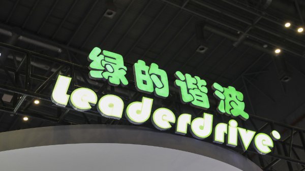按天十倍配资 绿的谐波实控人在股价高位宣布减持计划, 兄弟二人套现或超7亿元